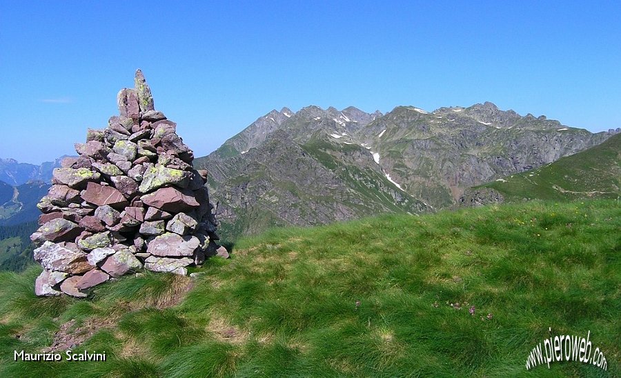 04 L'ometto in cima al Monte Avaro.JPG
